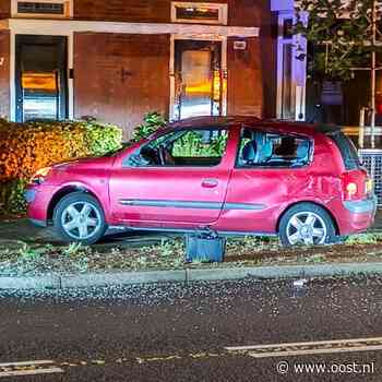 Auto slaat over de kop op Oldenzaalsestraat