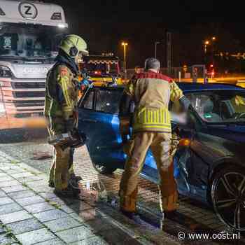 Bijrijder vast in auto na botsing op N50