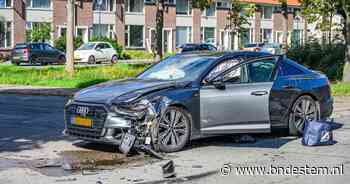Auto’s botsen op kruispunt in Breda: veel schade, bestuurder nagekeken in ambulance