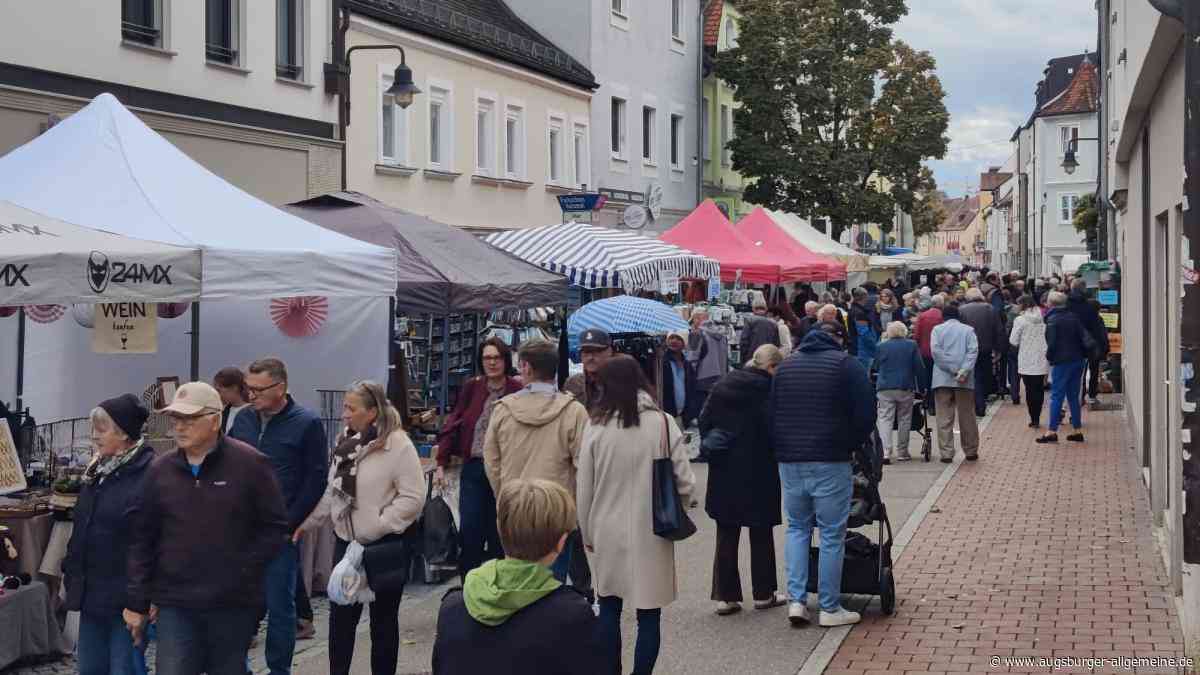 Zum Bummeln in die Innenstadt: Neuburger genießen den Marktsonntag