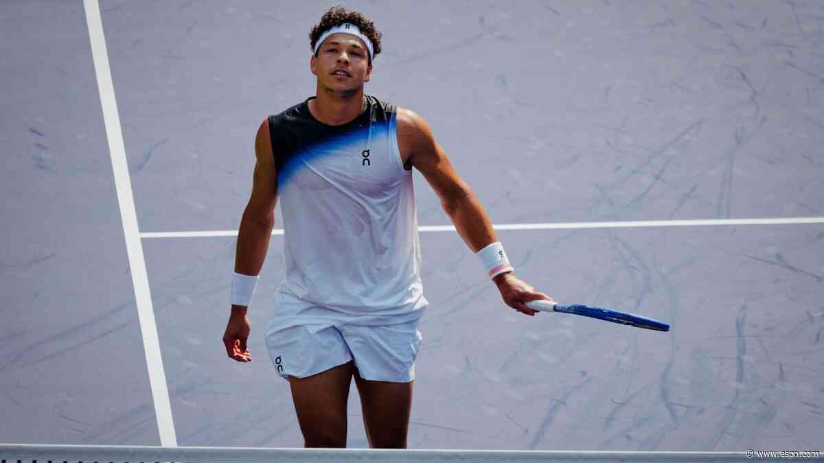 Shelton stumbles, Zverev advances at Shanghai Masters