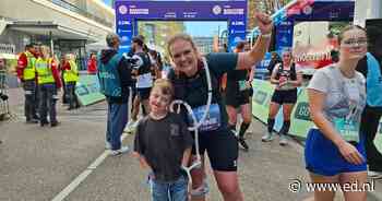 LIVE Marathon Eindhoven | Anne (37) haalt finish met beademingsapparaat van zoontje Joris (8)