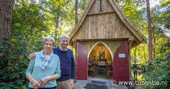Wat staat daar nou? Dit sprookjesachtige huisje in het bos heeft een serieuze betekenis
