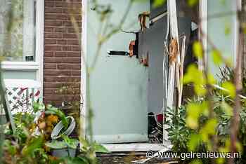 Explosie vernielt voorzijde woning en blaast alle ramen eruit
