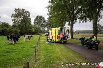 Motorrijder glijdt uit de berm en raakt gewond bij val