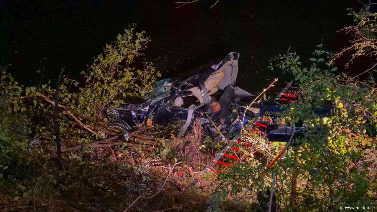 Auto stürzt sechs Meter tief in Fluss – 16-Jährige eingeklemmt und schwer verletzt