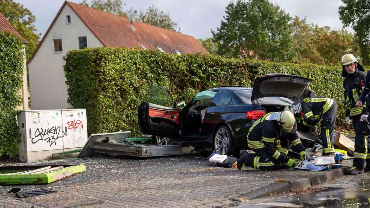 BMW rast in Bushaltestelle in Hamm – Feuerwehr befreit Fahrer aus Wrack