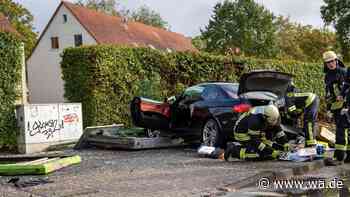 BMW rast in Bushaltestelle in Hamm – Feuerwehr befreit Fahrer aus Wrack