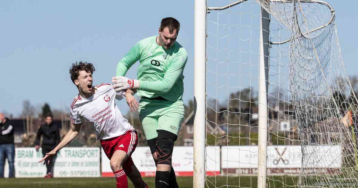 Zestien gele en vier rode kaarten in ‘vriendelijke’ voetbalderby: ‘Ik heb nog nooit zoiets meegemaakt’