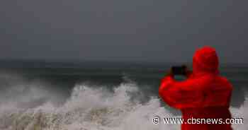 Hurricane Simon lashes Mexico's Pacific coast as a powerful Category 4 storm