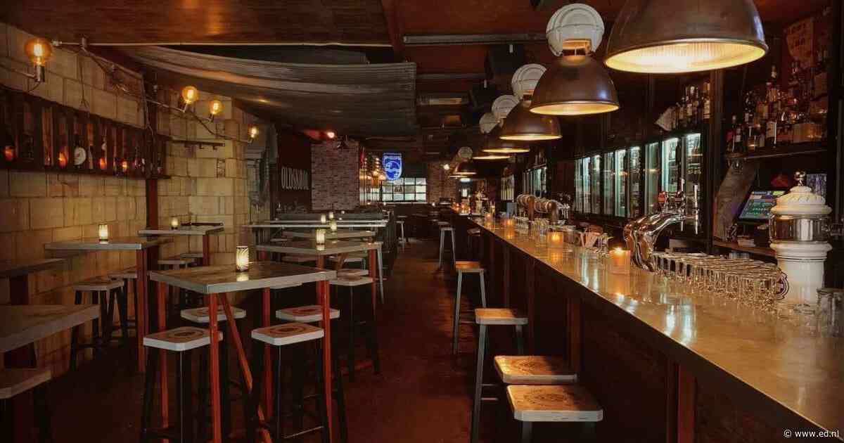Vrouw spuit pepperspray in vol café, gasten krijgen last van hun luchtwegen: ‘We hebben de muziek meteen uitgezet’
