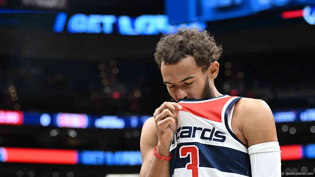 Watch Trae Young, Daniss Jenkins get ejected after pushing incident