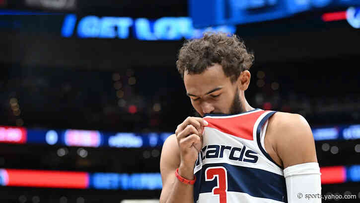 Watch Trae Young, Daniss Jenkins get ejected after pushing incident