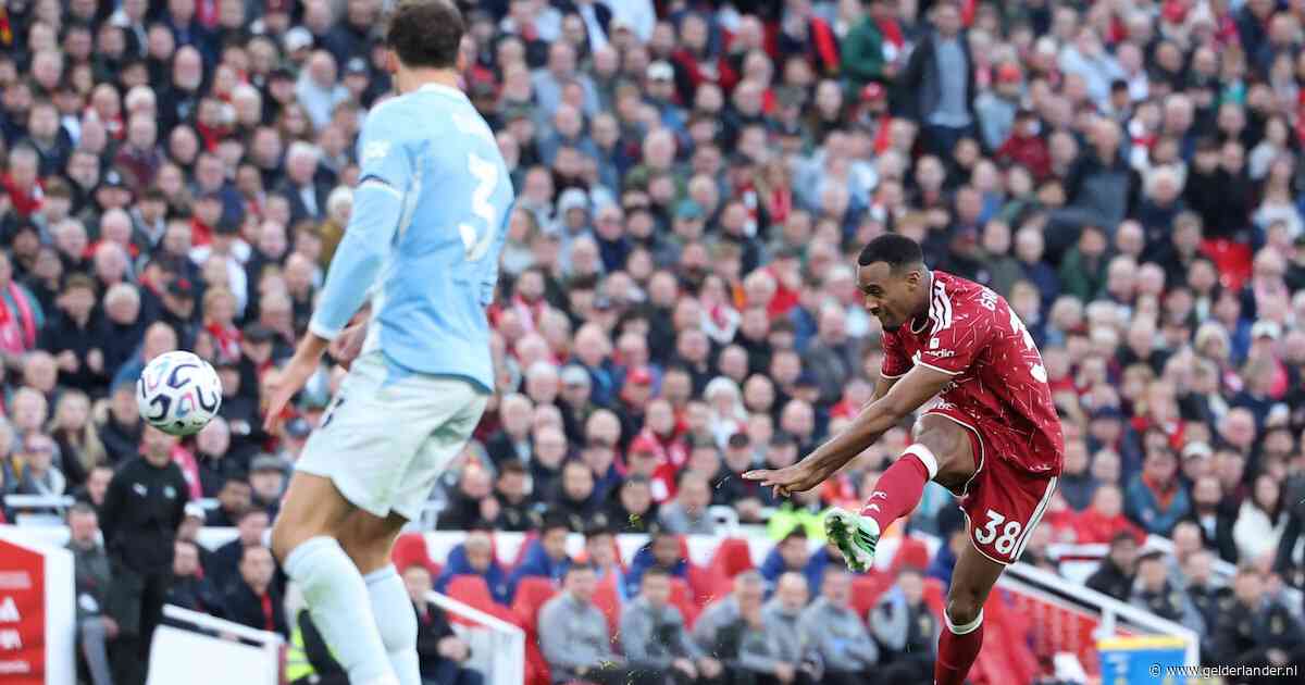 LIVE Premier League | Liverpool krijgt drie kansen in een minuut in beladen topper, City-spelers uitgejoeld bij elk balcontact