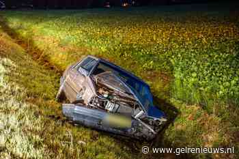 Auto begint te spinnen, belandt onderin een greppel