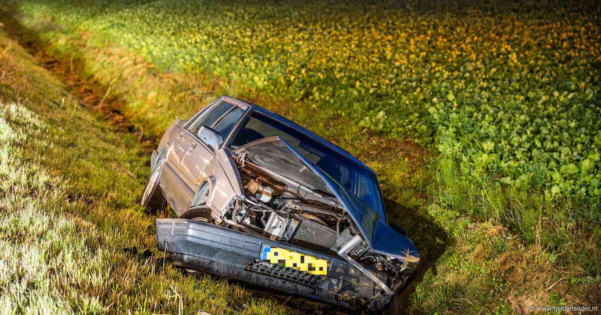 Auto belandt naast de weg in de greppel in Duiven