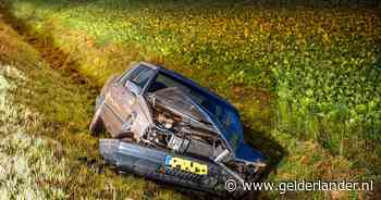 Auto belandt naast de weg in de greppel in Duiven