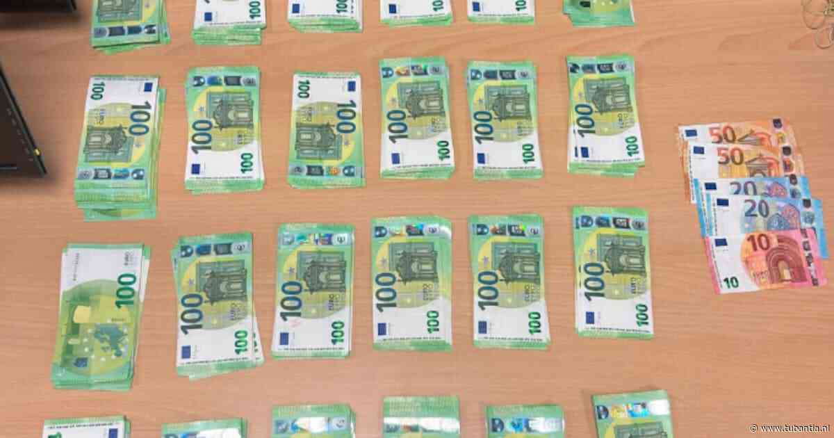 Marechaussee pakt 24.000 euro af van dronken man die in auto slaapt, maar moet het teruggeven