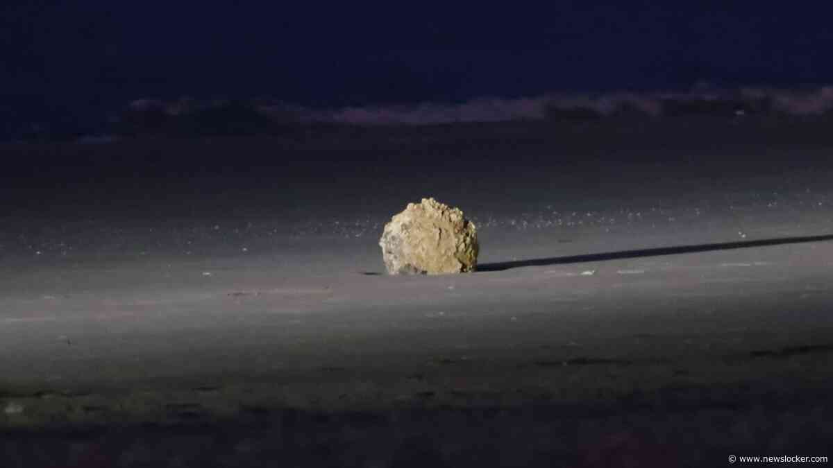 Mogelijke zeemijn aangespoeld op strand Scheveningen