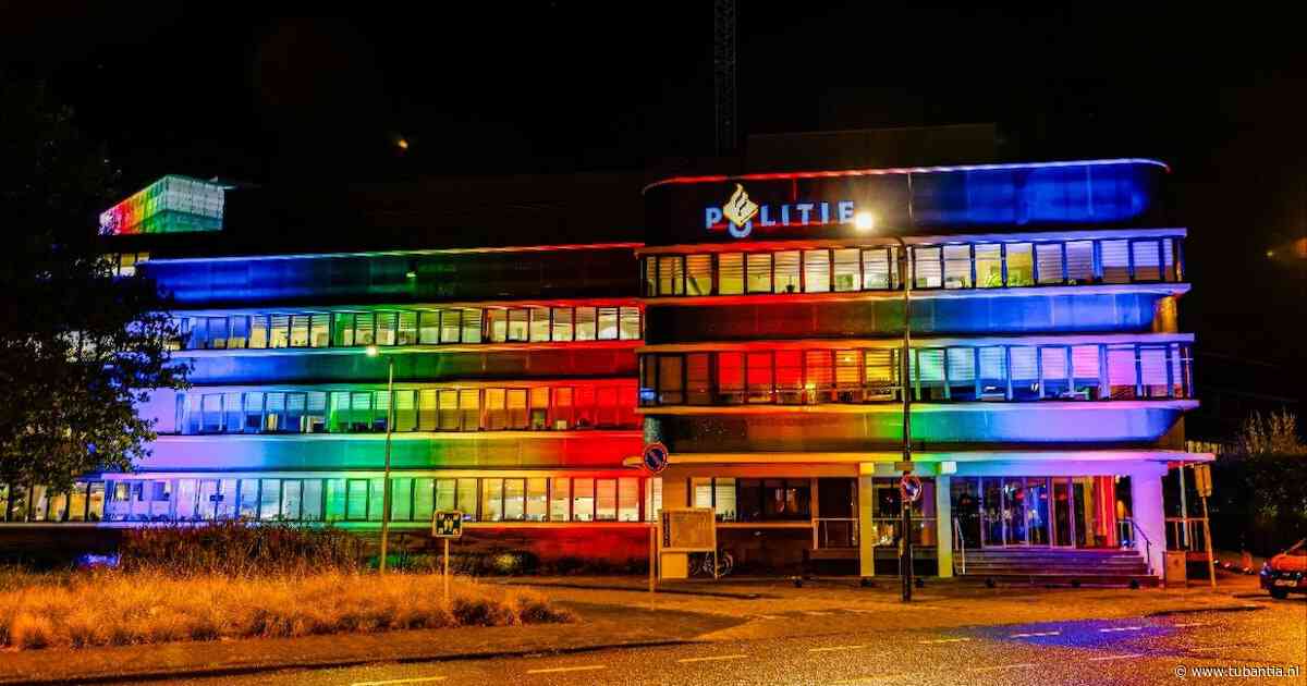 Politiebureau Enschede verlicht in regenboogkleuren tijdens Coming Out Day