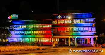 Politiebureau Enschede verlicht in regenboogkleuren tijdens Coming Out Day