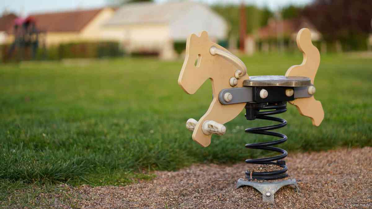 Jongen (10) belt 112 vanwege ruzie in speeltuin, agenten in gesprek met moeder