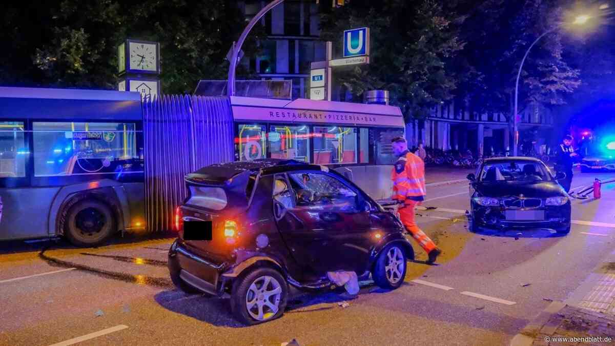 Smart und BMW stoßen an großer Kreuzung frontal zusammen – zwei Verletzte