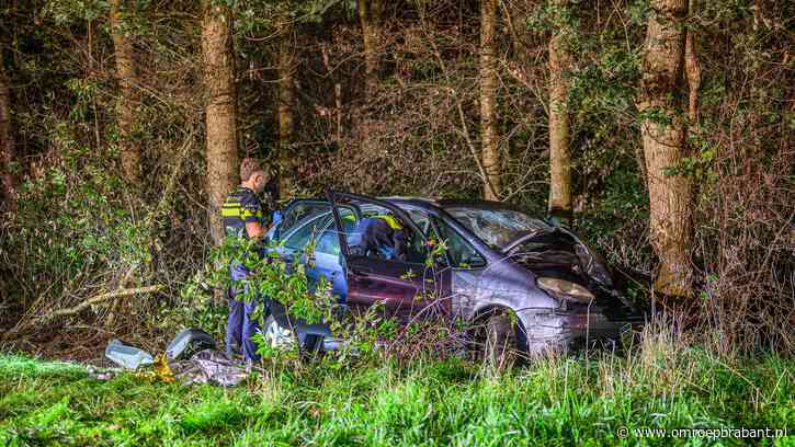 Automobilist crasht langs A58 na achtervolging, twee inzittenden gewond