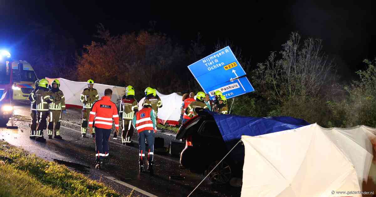Twee doden en twee zwaargewonden bij ernstig ongeluk op beruchte N233 bij Kesteren, weg uren dicht