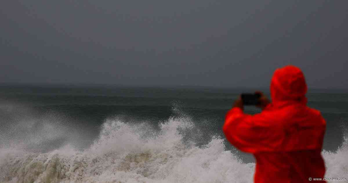 Hurricane Simon lashes Mexico's Pacific coast as a powerful Category 3 storm