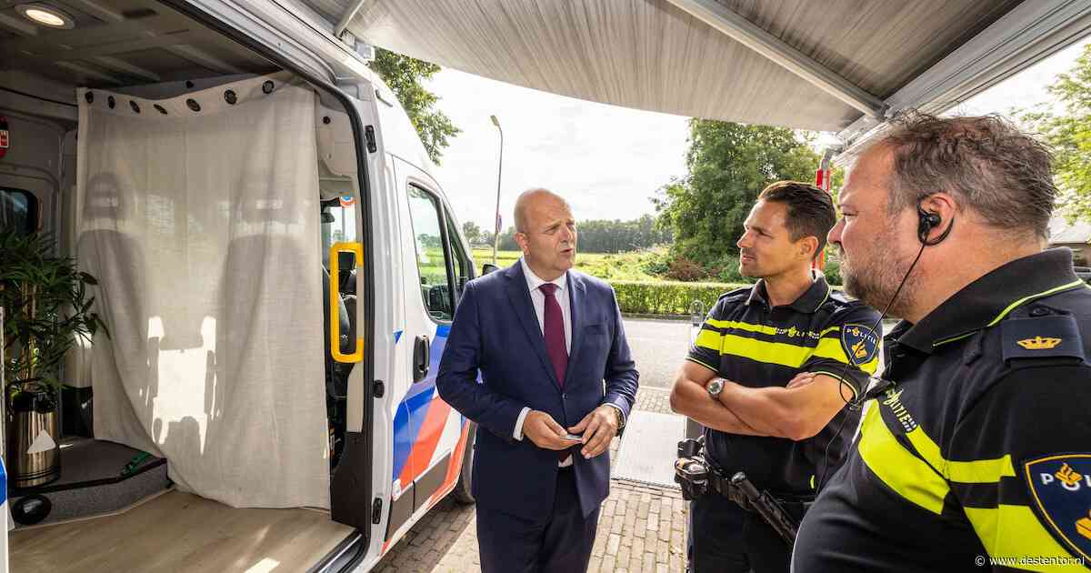 Politie trekt met mobiel bureau (weer) naar het dorp, Van Vollenhoven is kritisch: ‘Bang dat dit niet veel oplost’
