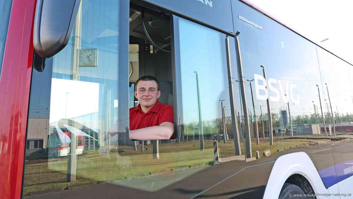„Haben Sie schon einen Führerschein?“  Braunschweigs jüngster Busfahrer ist 18
