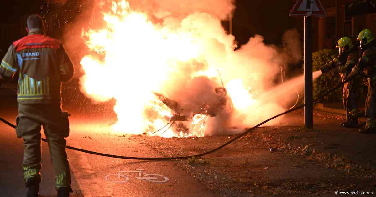 Geparkeerde auto volledig uitgebrand in Breda