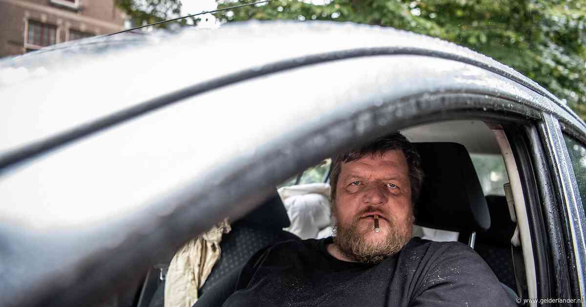 Dakloze Raymond (53) slaapt al maanden in zijn auto: ‘Ik wil zo snel mogelijk beter worden’
