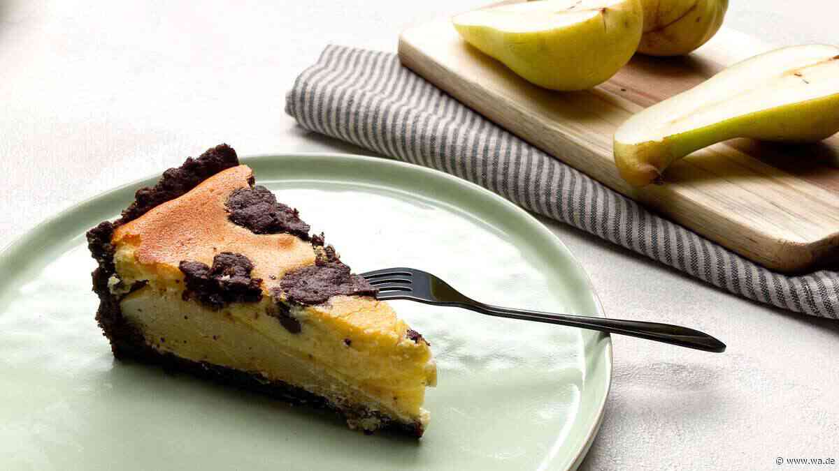 Russischer Zupfkuchen mit Birnen: dunkler Kakaoteig, Quarkcreme und saftige Früchte