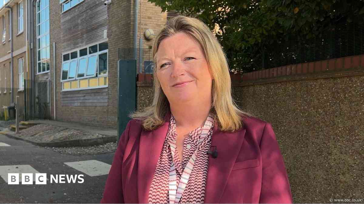 Schools report early impact of smartphone ban