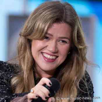 Kelly Clarkson fires back at store owner over 'rude' treatment