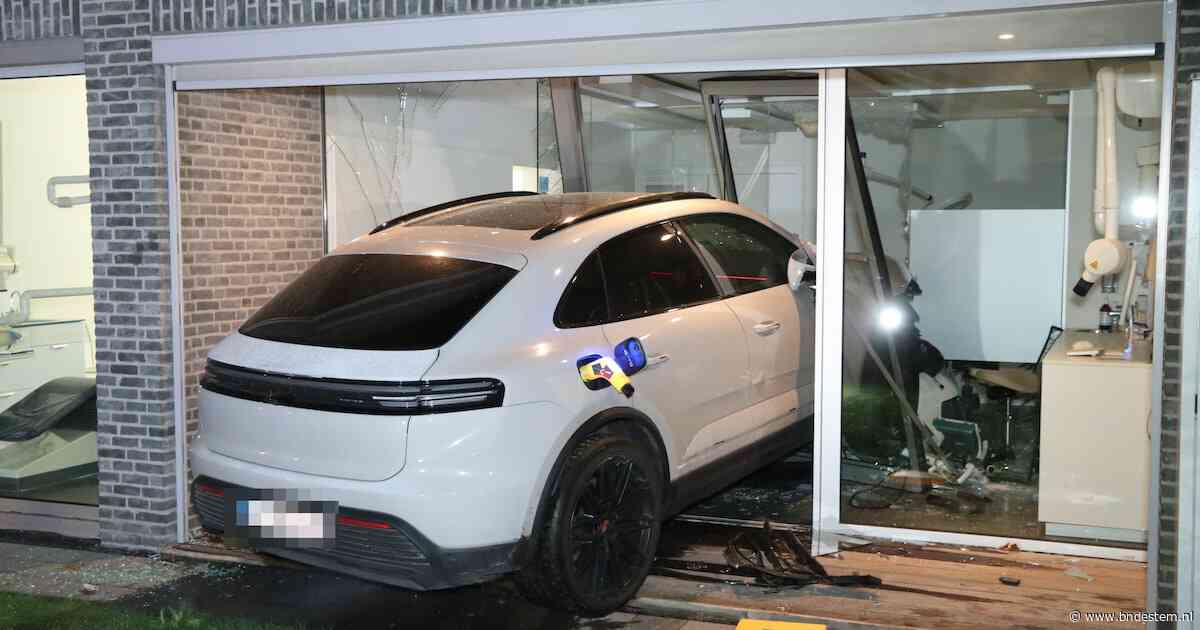 Man in Porsche rijdt dwars door tandartsenpraktijk in Vlaanderen