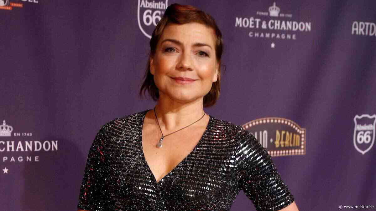 Schauspielerin heiratete sich selbst: Claudia Schmutzler teilt Fotos von Hochzeitszeremonie