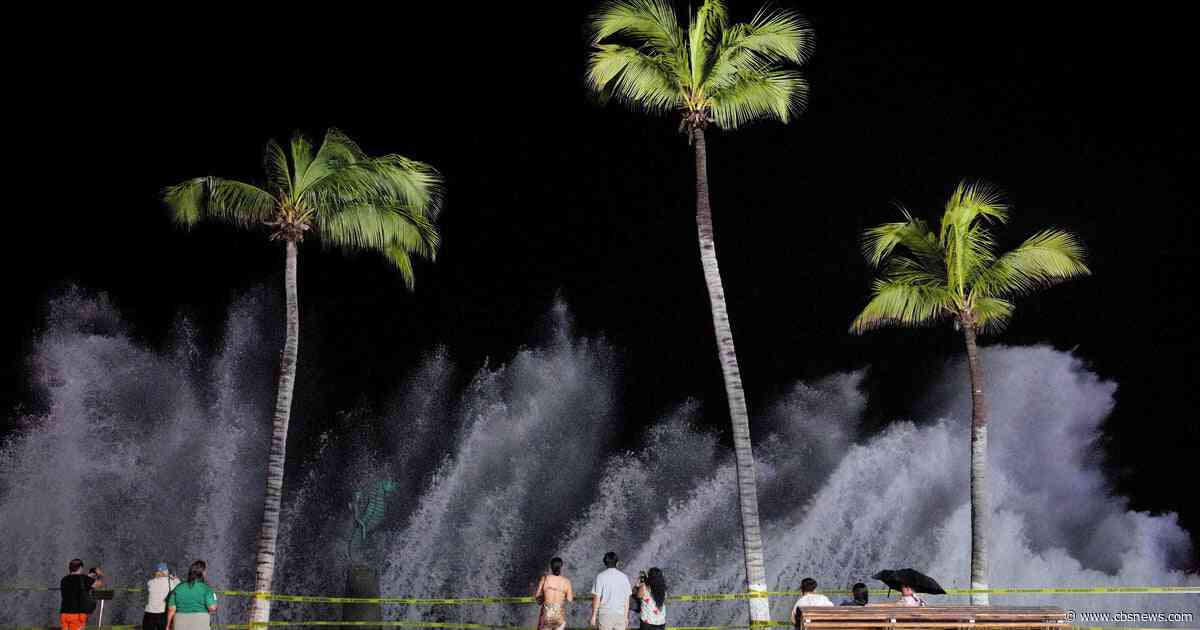 Hurricane Simon lashes Mexico's Pacific coast, pounds resorts and towns