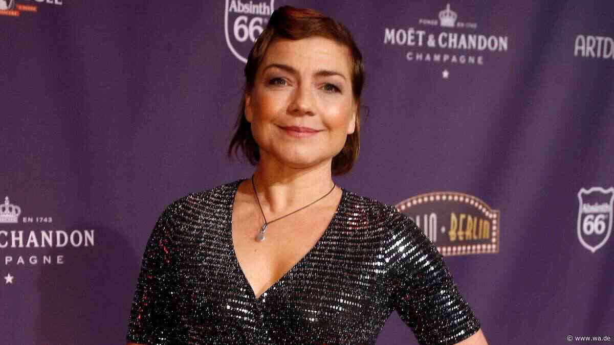 Schauspielerin heiratete sich selbst: Claudia Schmutzler teilt Fotos von Hochzeitszeremonie