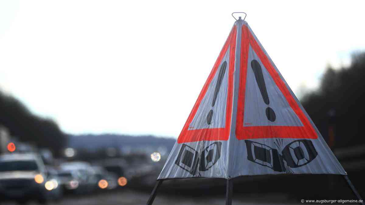 Betrunkener Autofahrer prallt gegen einen Laternenmast