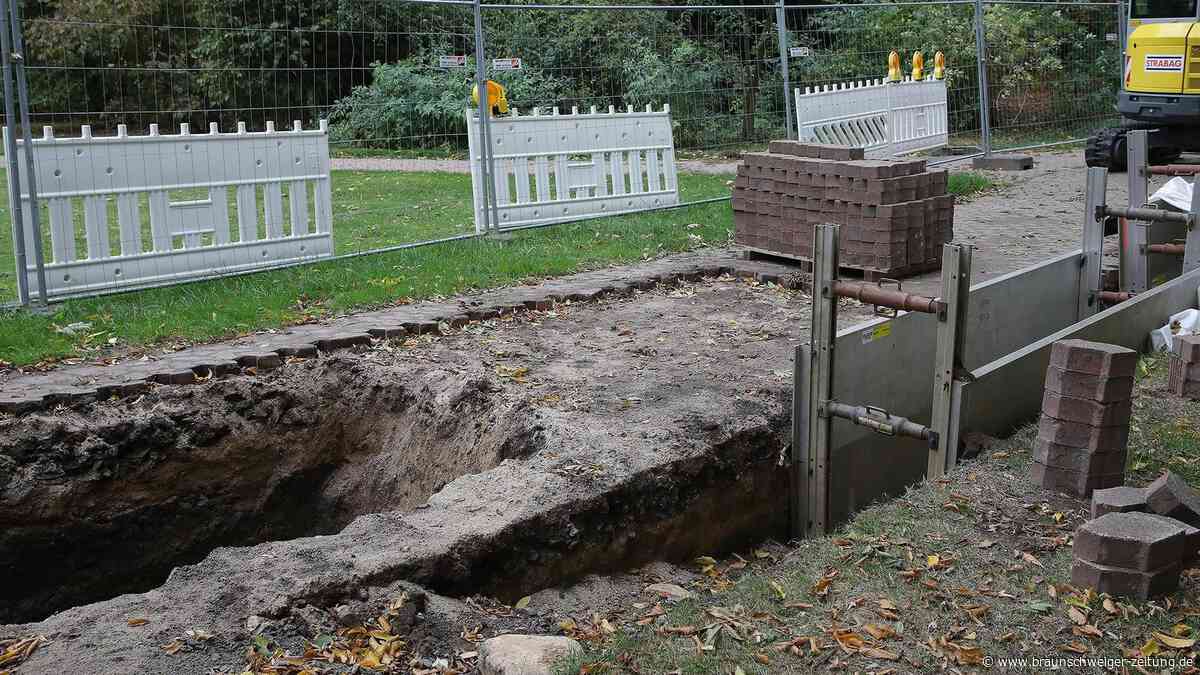 Spezielle Baustelle in Wolfsburg: Bauarbeiter buddeln sich durch einen Schlosspark