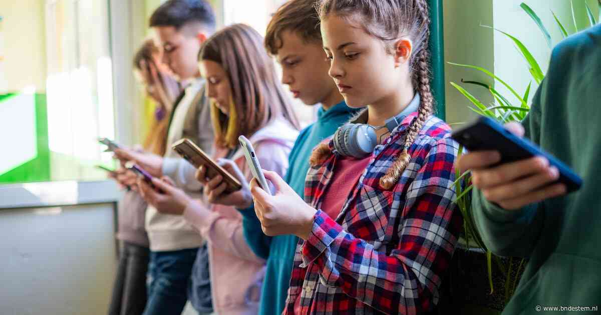 Kinderen van hun telefoon af krijgen via wet- en regelgeving: hoe doen ze dat in andere landen, en werkt het?