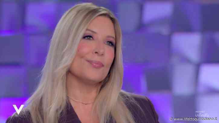 “Con lui per la prima volta nella mia vita mi sono inginocchiata. Il matrimonio? Non è Cupido a dirti di sposarti, ma è il commercialista”: così Selvaggia Lucarelli su Lorenzo Biagiarelli