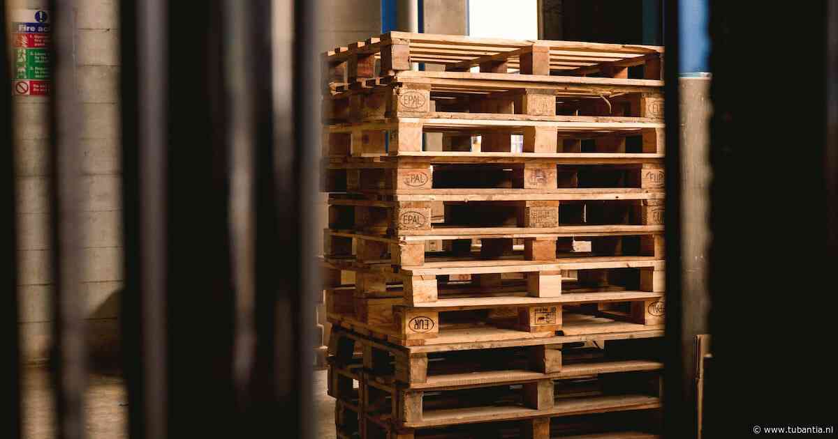 Pallet valt van 4 meter hoog op medeweker transportbedrijf in Oldenzaal