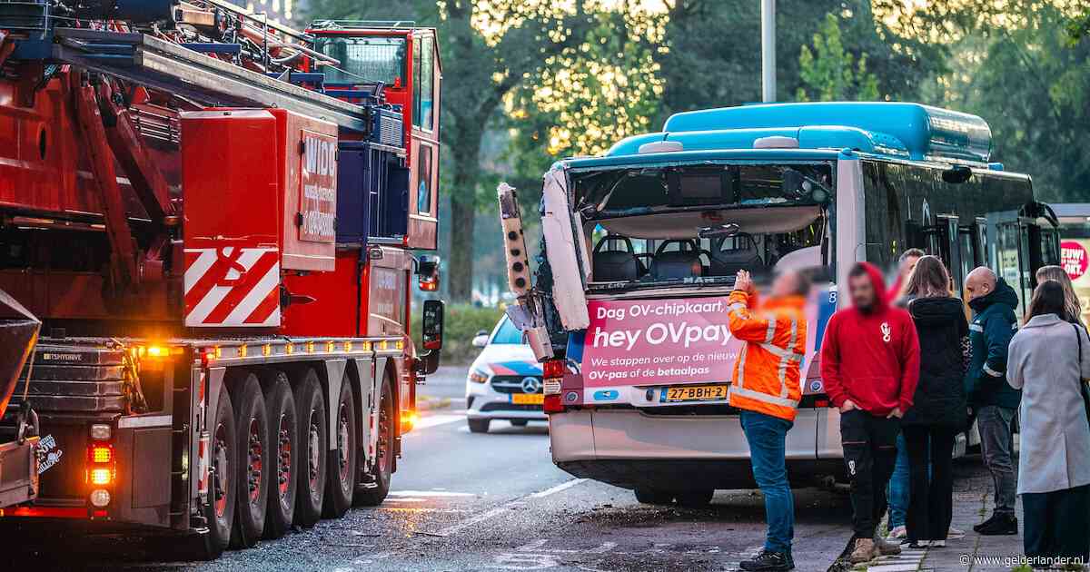 De ravage is groot, de schrik nog groter na ongeluk met hijskraan en lijnbus: ‘Dit had heel anders kunnen aflopen’