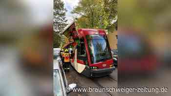 Unfall in Braunschweiger Nordstadt: Straßenbahn reißt Transporter-Klappe ab