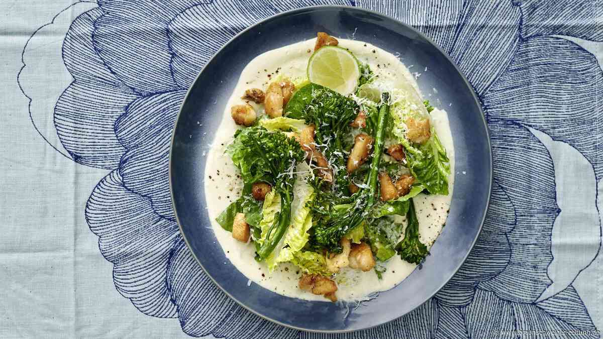 Verschlankter Caesar Salad mit Hähnchen-Croûtons