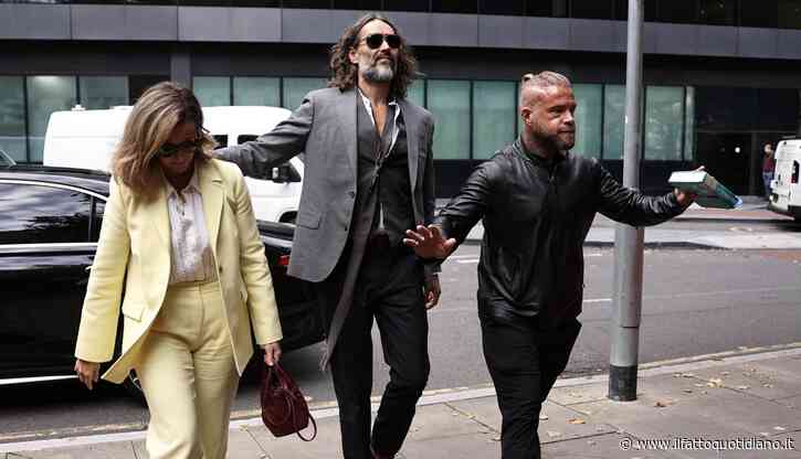 Russell Brand in tribunale a Londra: il comico è accusato di stupro e violenza sessuale. Lui si dichiara “non colpevole e totalmente estranei ai fatti”